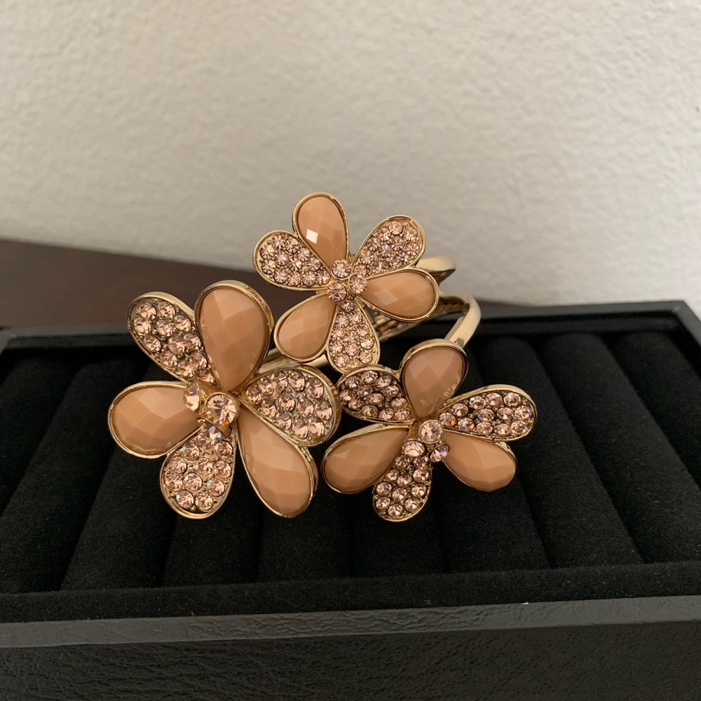 Peach colored jeweled floral clasped bracelet. - Picture 4 of 4